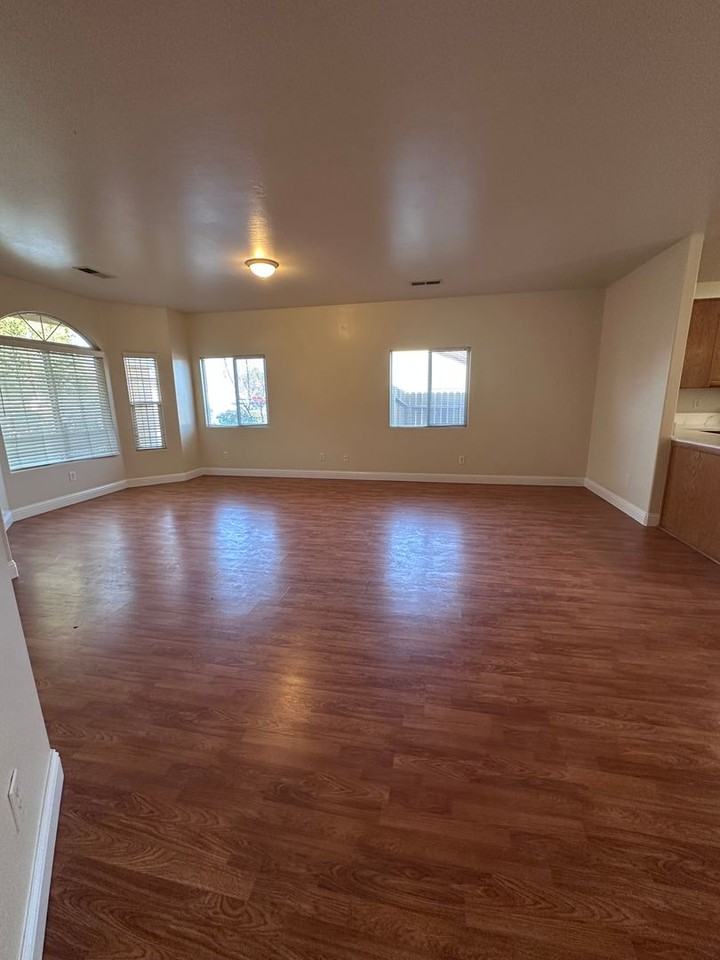 615 New Zealand Dr - Photo 5 of 31