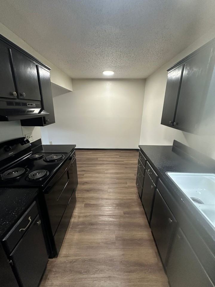 320 S Wyandotte Ave - Photo 3 of 14