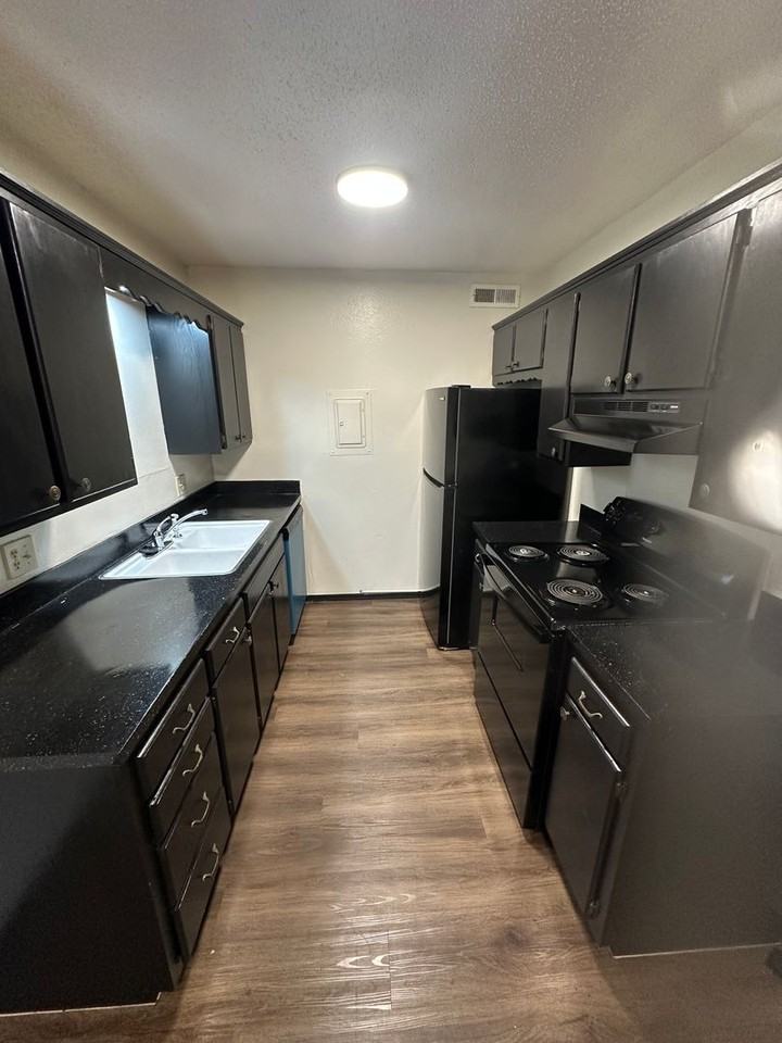 320 S Wyandotte Ave - Photo 4 of 14