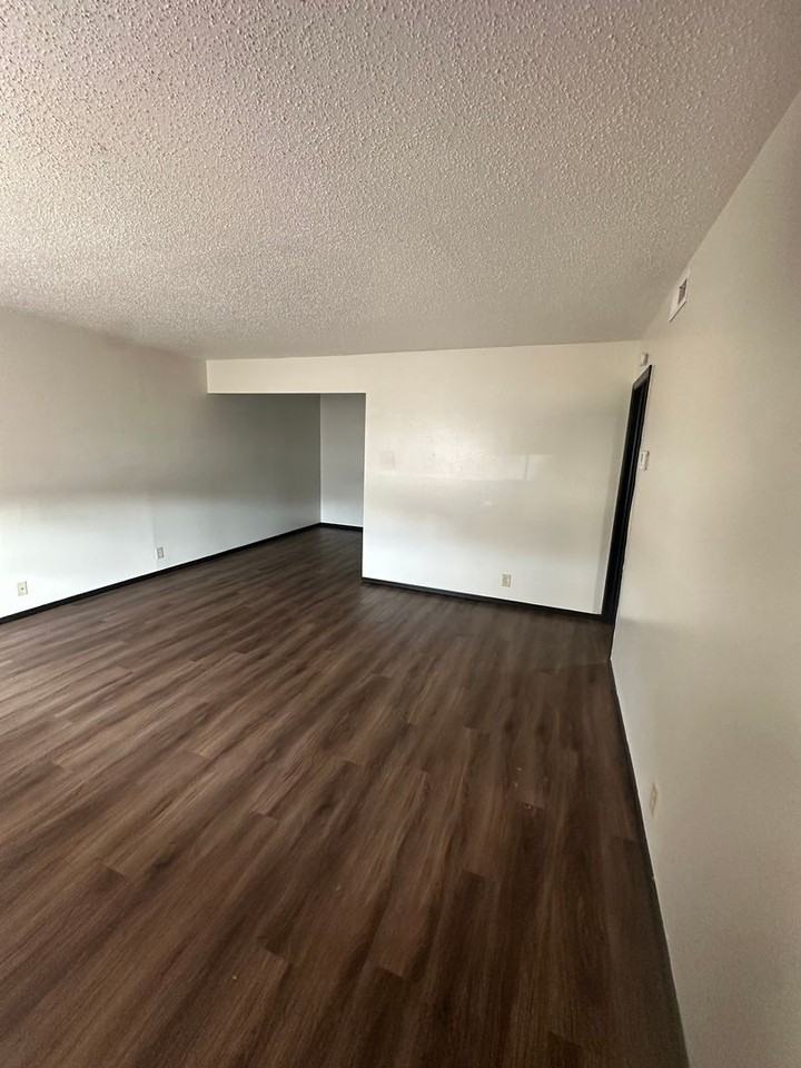 320 S Wyandotte Ave - Photo 7 of 14