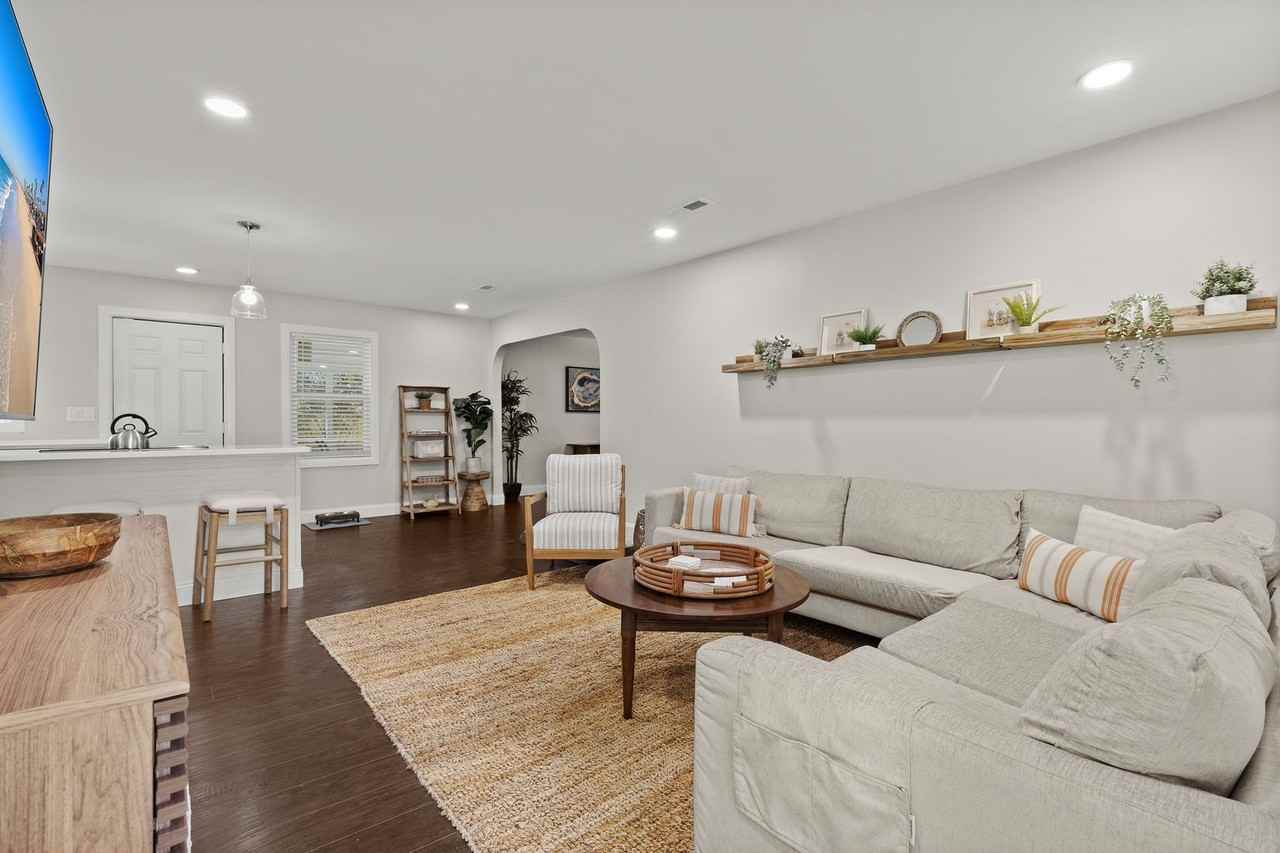 2611 N Oakridge Cir - Photo 4 of 40