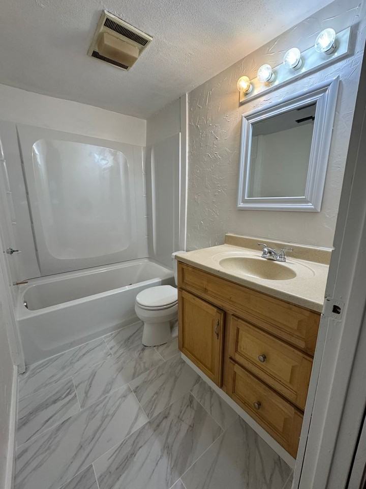 808 Summer St - Photo 2 of 4