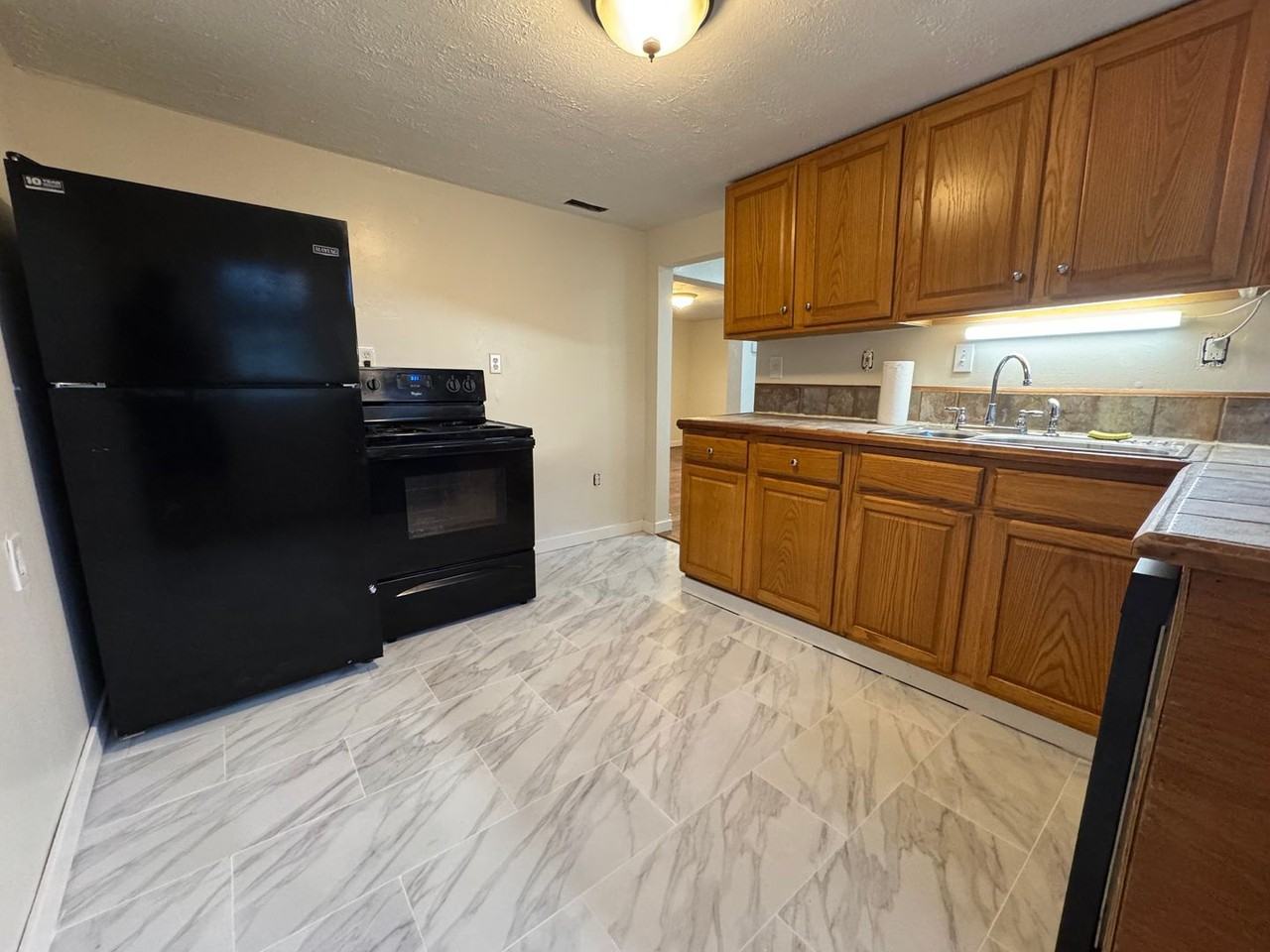 808 Summer St - Photo 3 of 4