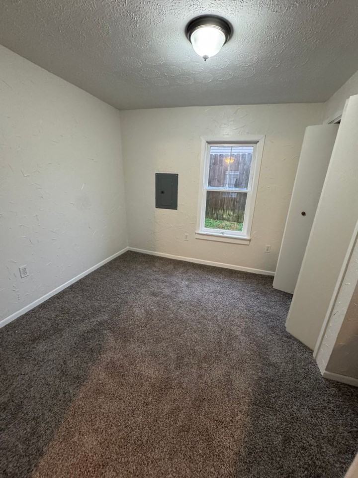 808 Summer St - Photo 4 of 4