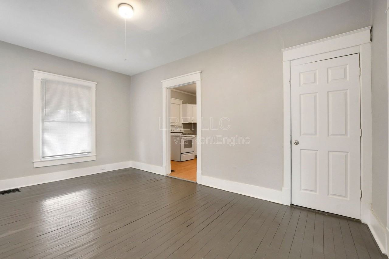 844 S 33rd St - Photo 4 of 14