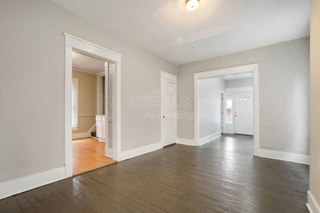 844 S 33rd St - Photo 5 of 14