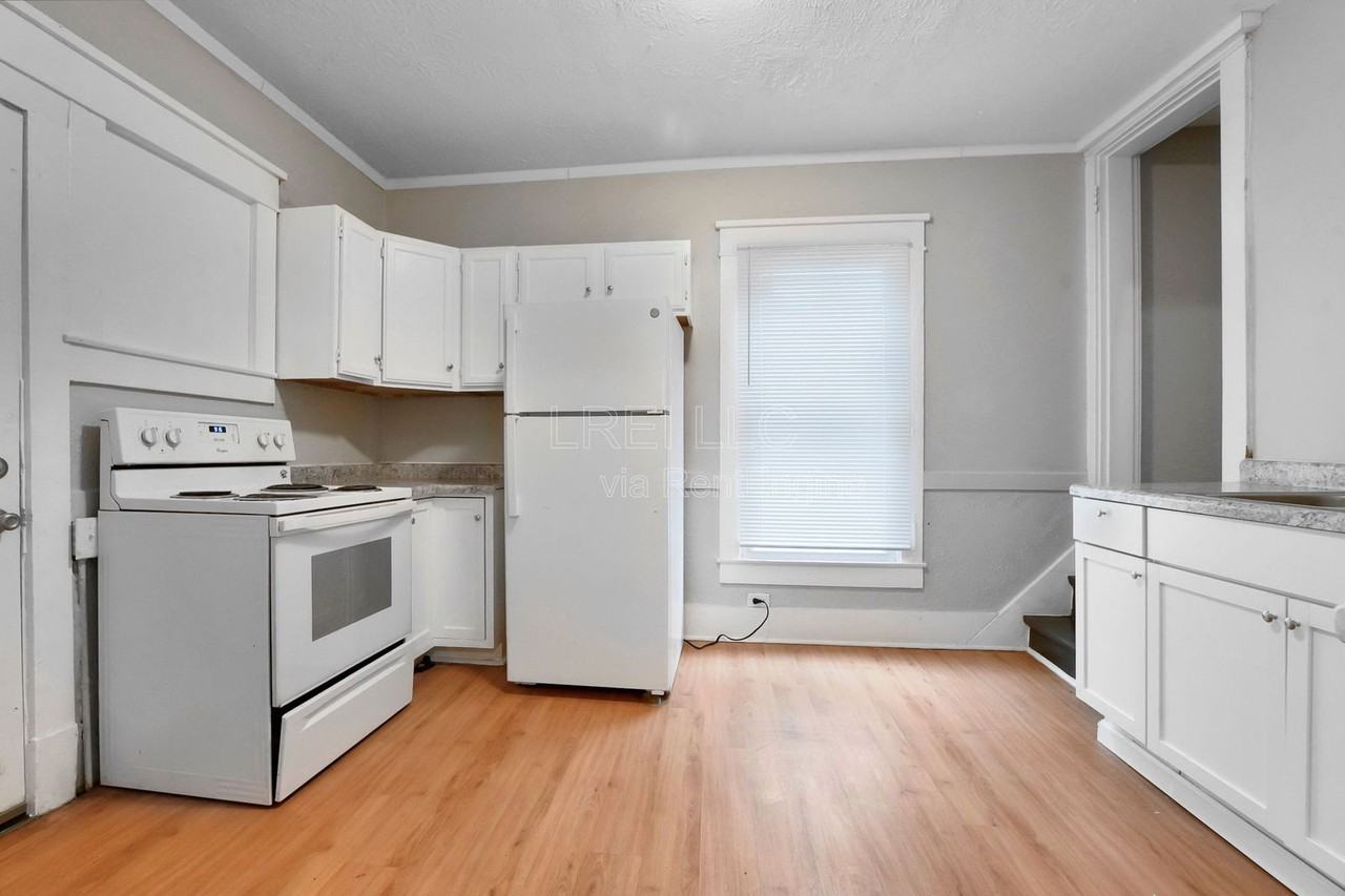 844 S 33rd St - Photo 6 of 14