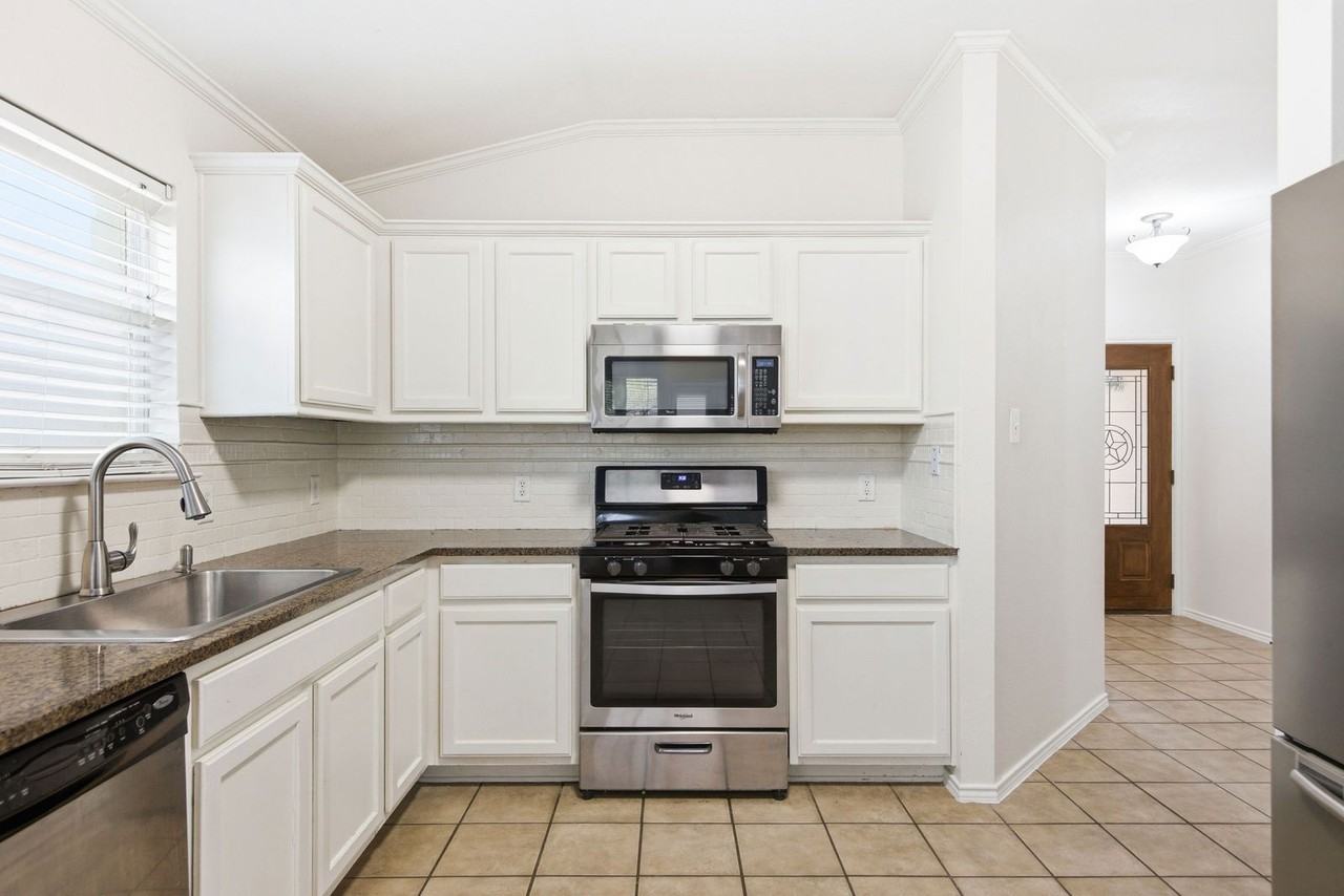 1202 Sundrop Pl - Photo 5 of 50