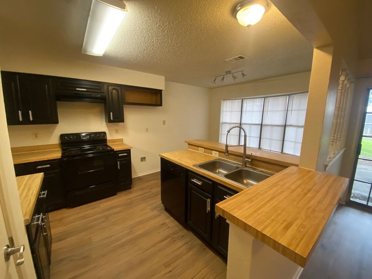 1505 Curtis Ln - Photo 7 of 25