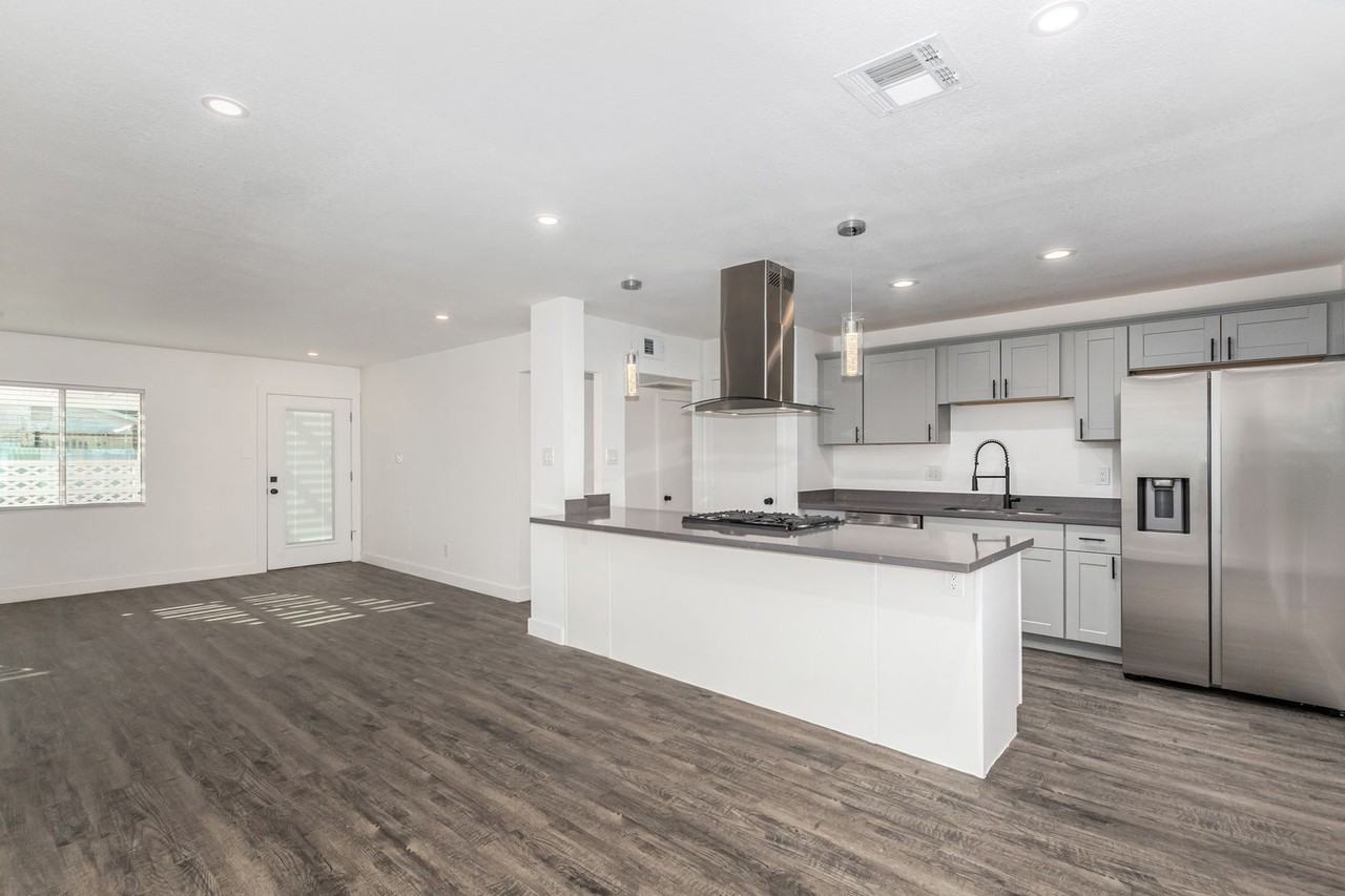 13235 N 20th Ave - Photo 5 of 24