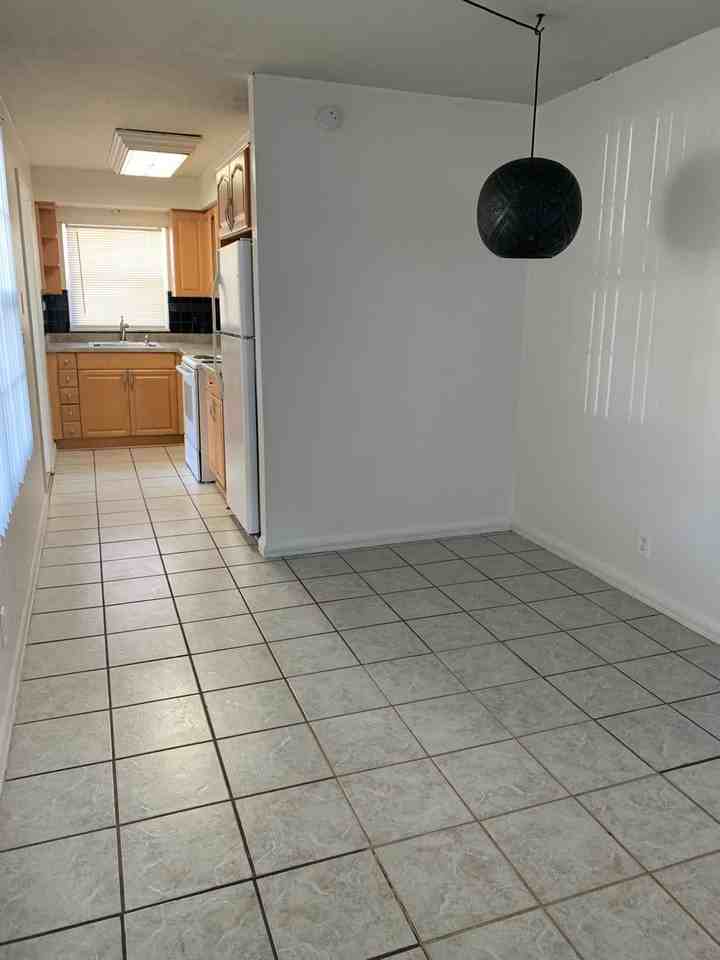 4412 W Varn Ave - Photo 4 of 9