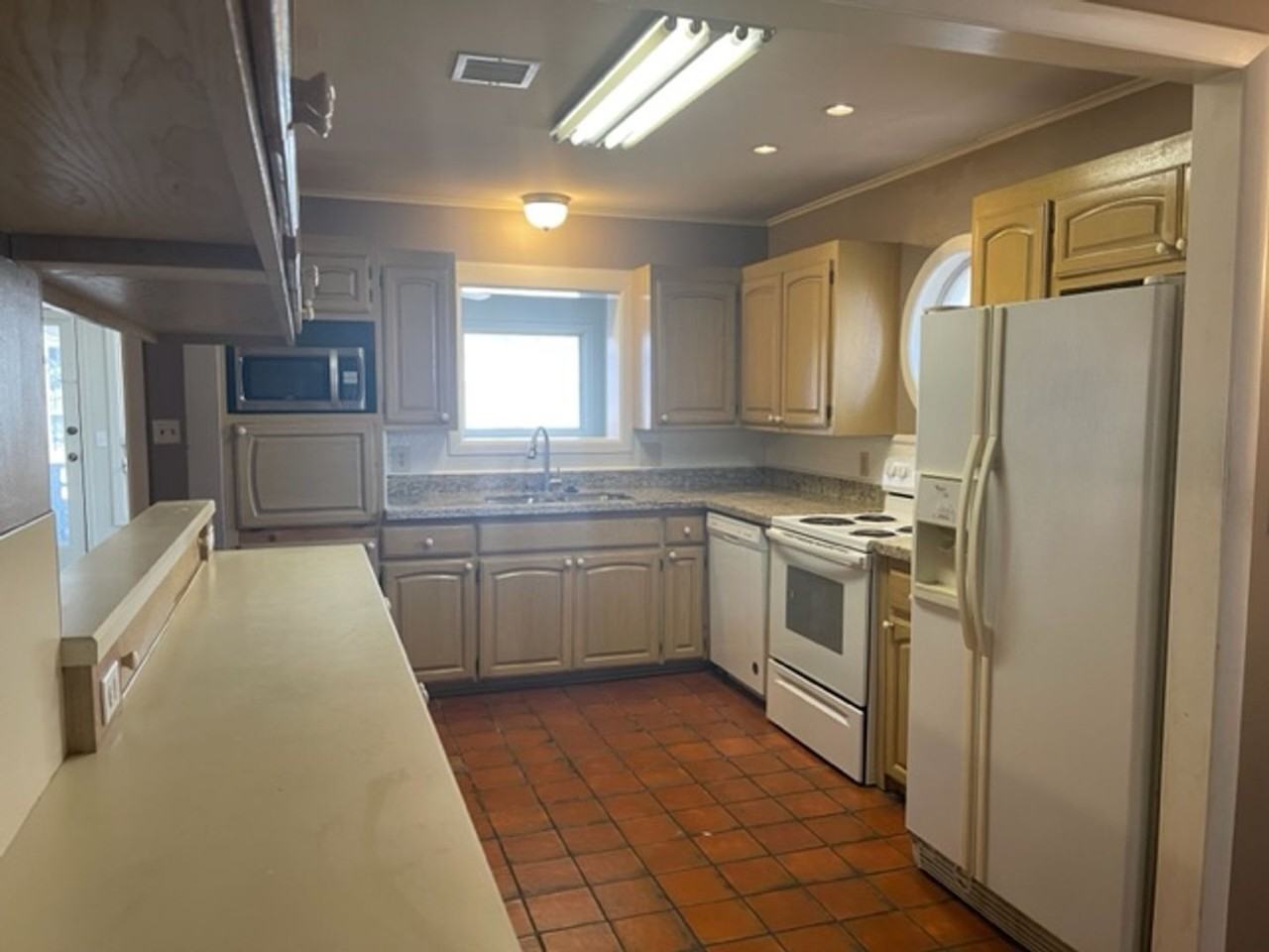 6819 E 17th St - Photo 4 of 32