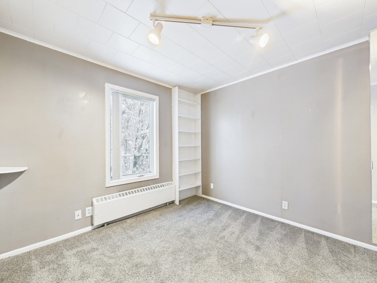 820 Smythe St - Photo 2 of 25