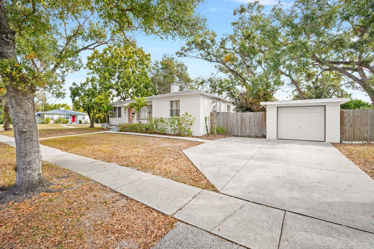 725 35th St N - Photo 4 of 25