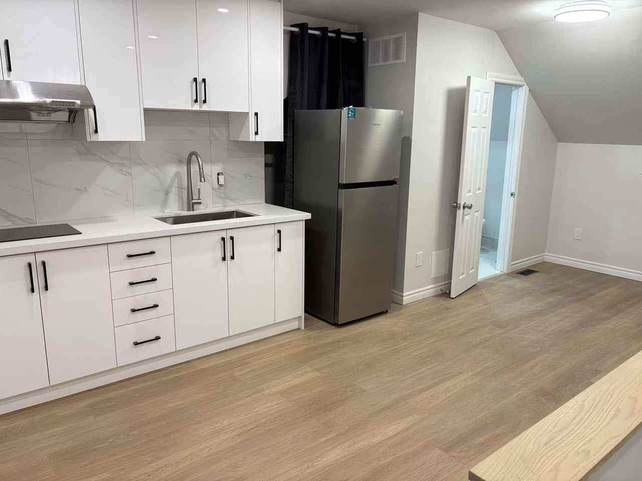 Palmerston Blvd & College St #3rd floor - Photo 2 of 7