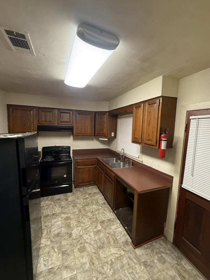 528 Broadmoor Dr - Photo 5 of 9