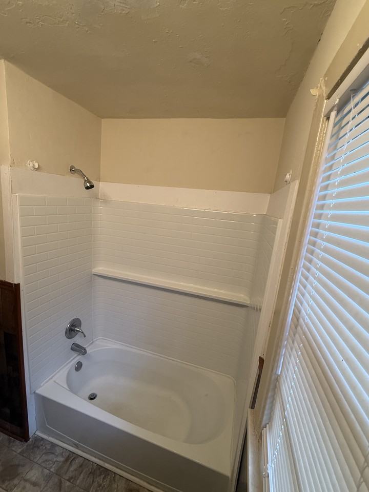 528 Broadmoor Dr - Photo 7 of 9