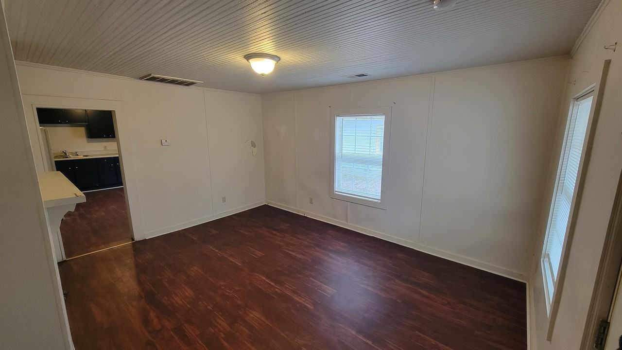 208 Hospital St N - Photo 3 of 9