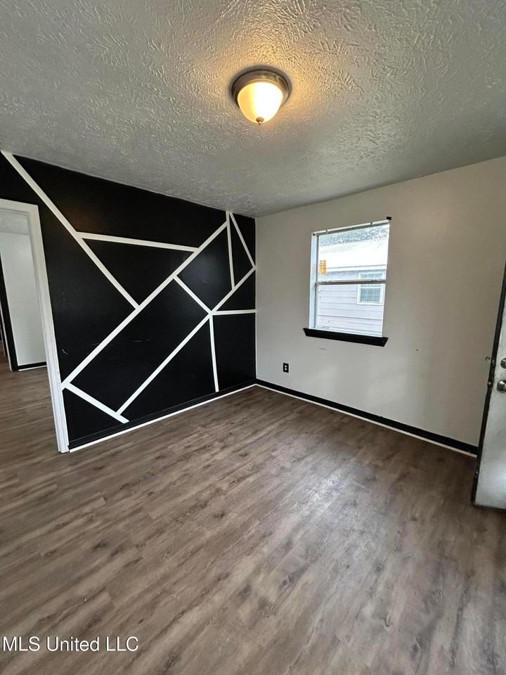 2425 Woodlawn St - Photo 3 of 10