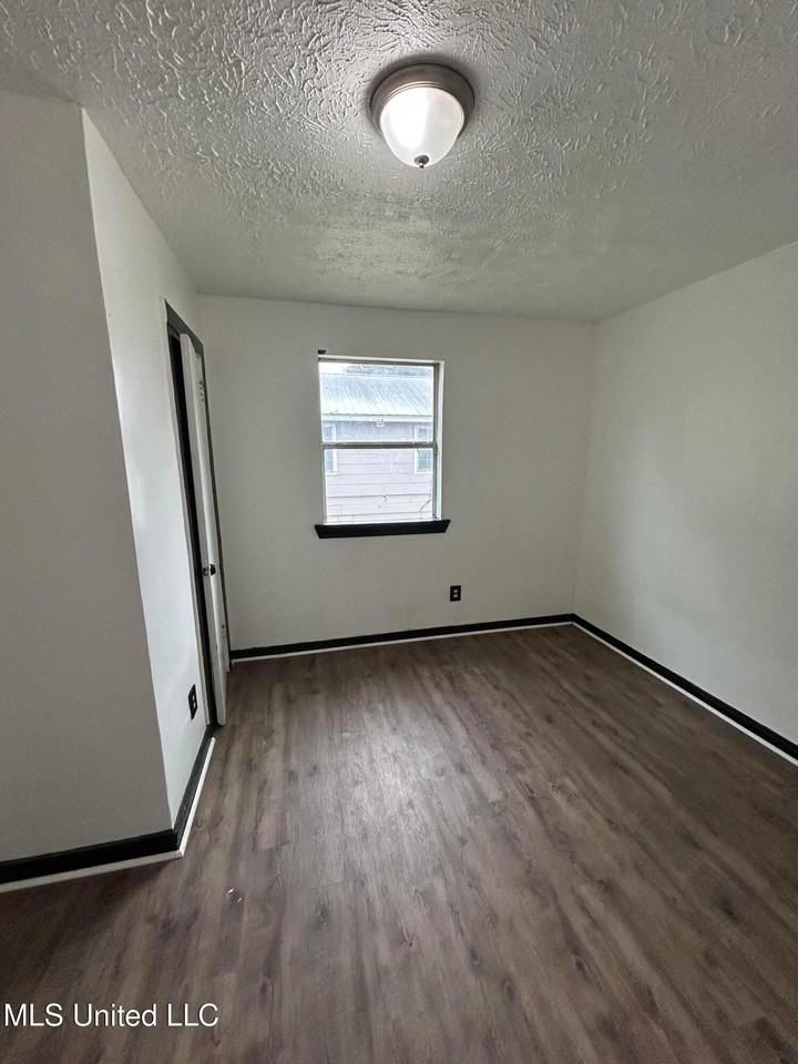 2425 Woodlawn St - Photo 5 of 10