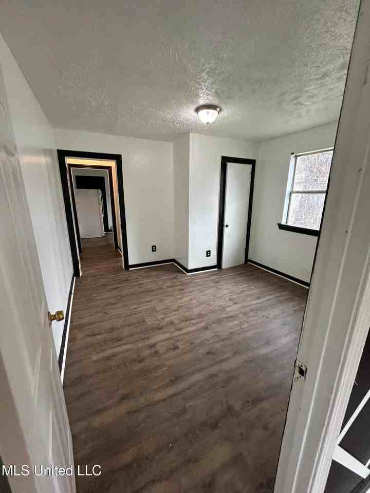 2425 Woodlawn St - Photo 6 of 10