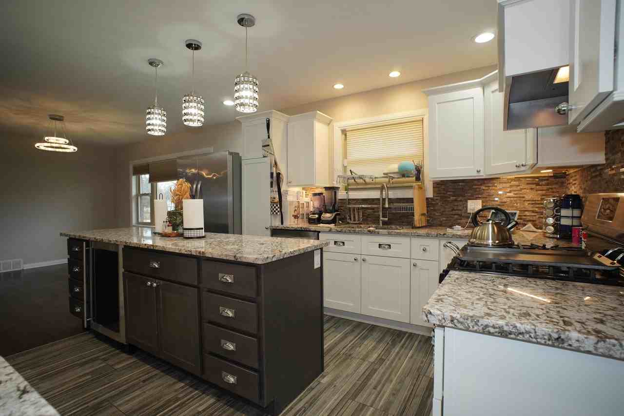 6092 Cleveland St - Photo 3 of 32