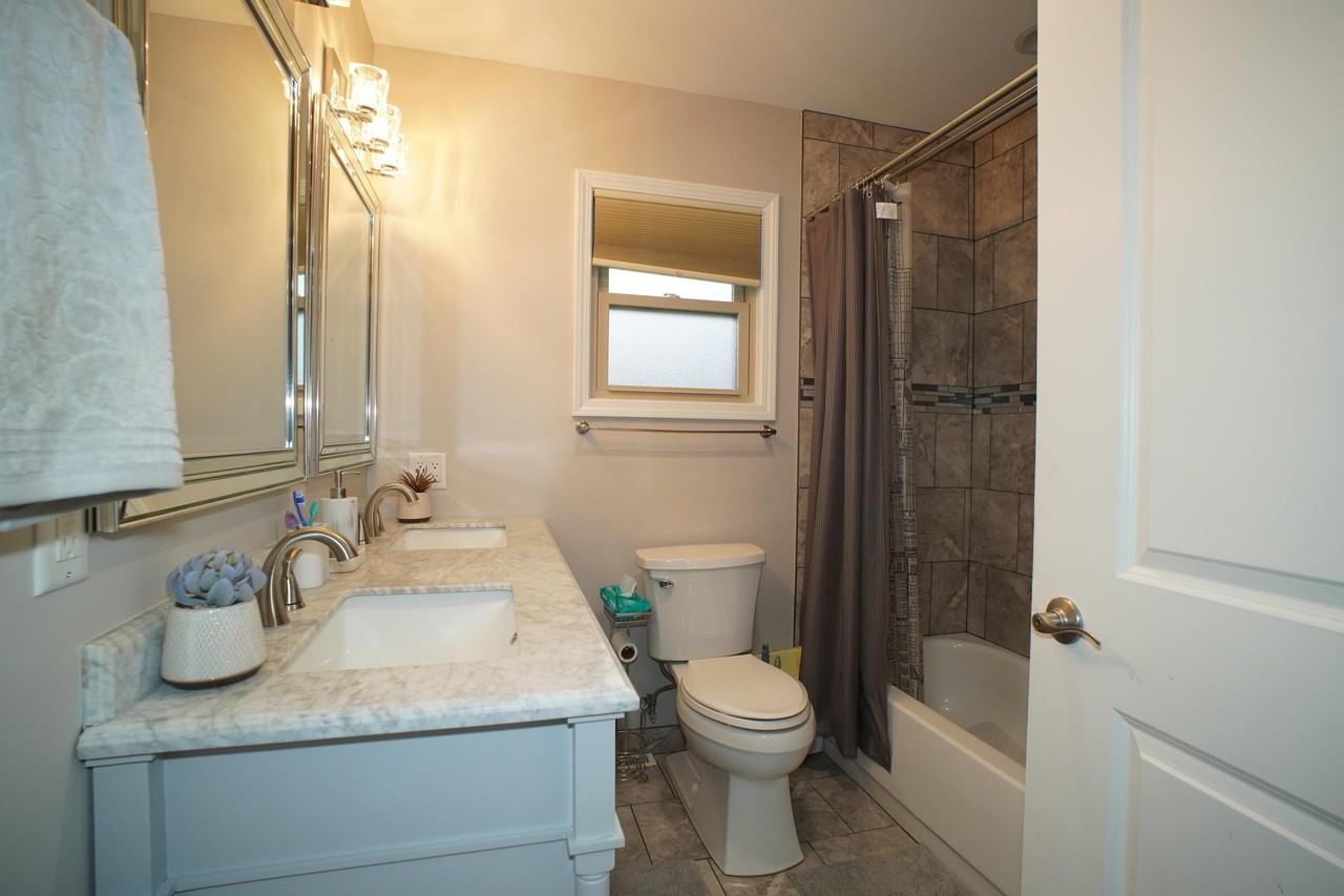 6092 Cleveland St - Photo 5 of 32