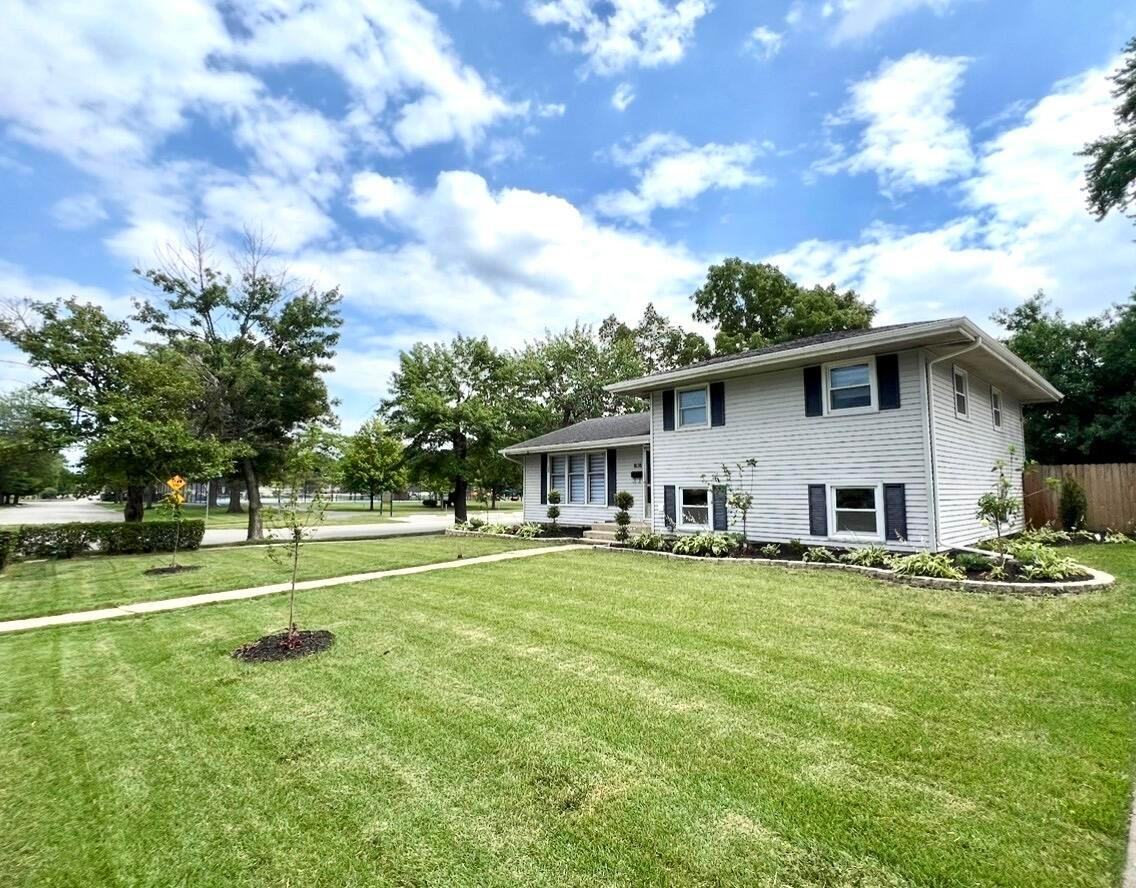 1838 Holly Ln - Photo 2 of 30