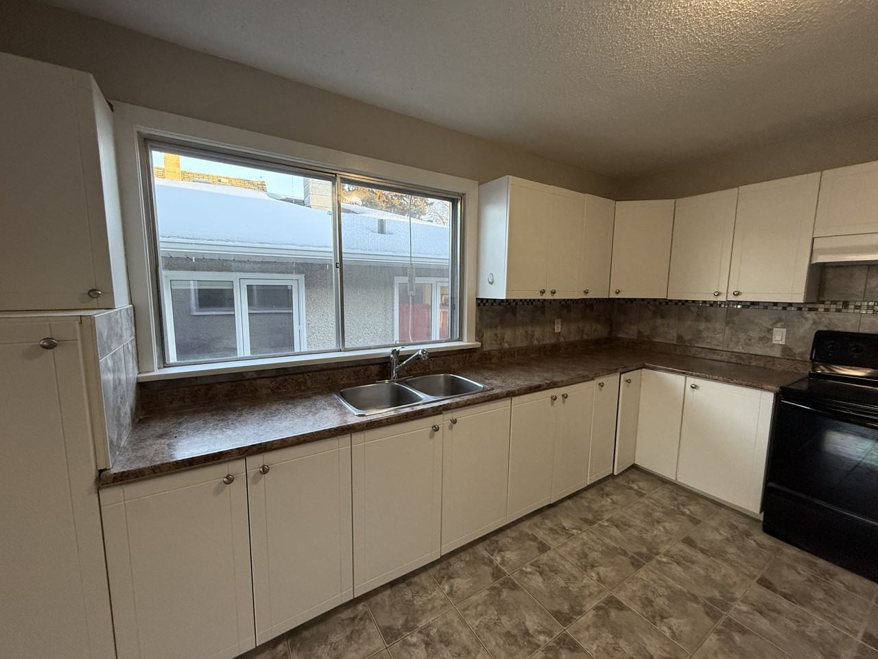 9821 76 Avenue Northwest, Edmonton, Alberta, Canada, T6E 1K6 - Photo 3 of 13