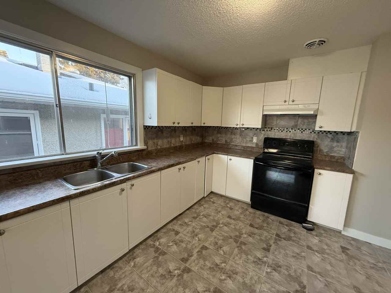 9821 76 Avenue Northwest, Edmonton, Alberta, Canada, T6E 1K6 - Photo 4 of 13