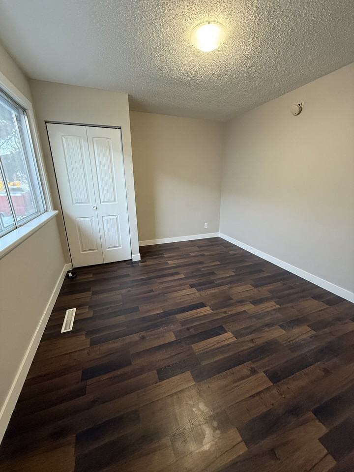 9821 76 Avenue Northwest, Edmonton, Alberta, Canada, T6E 1K6 - Photo 7 of 13