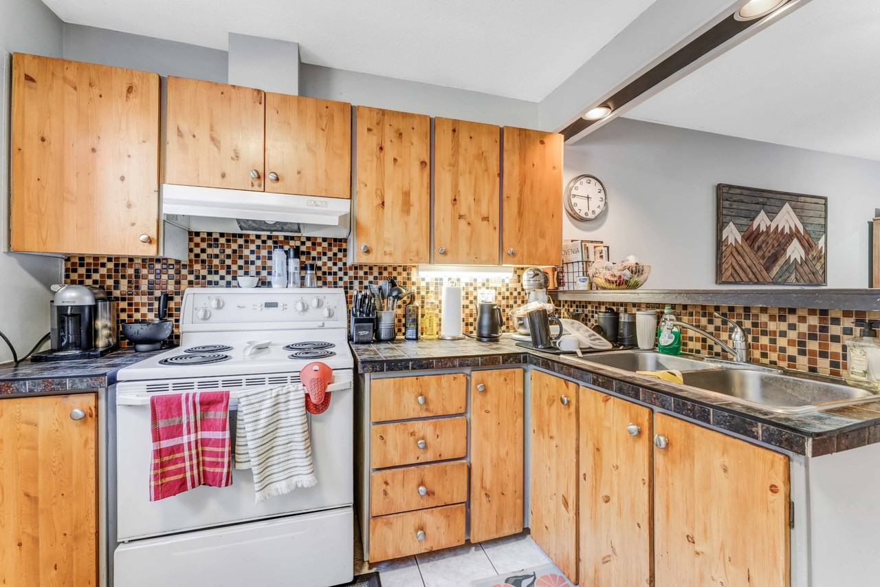 929 North River Road - Photo 5 of 16