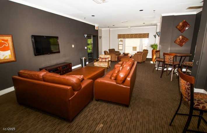 27 W Chestnut St #831