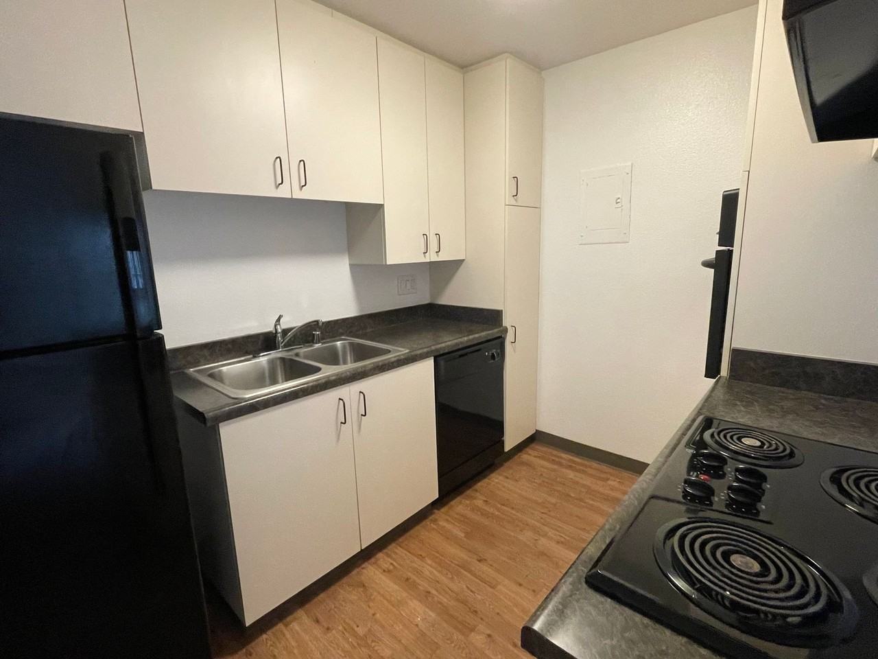 Parkwood Gardens Apartments - Photo 6 of 18