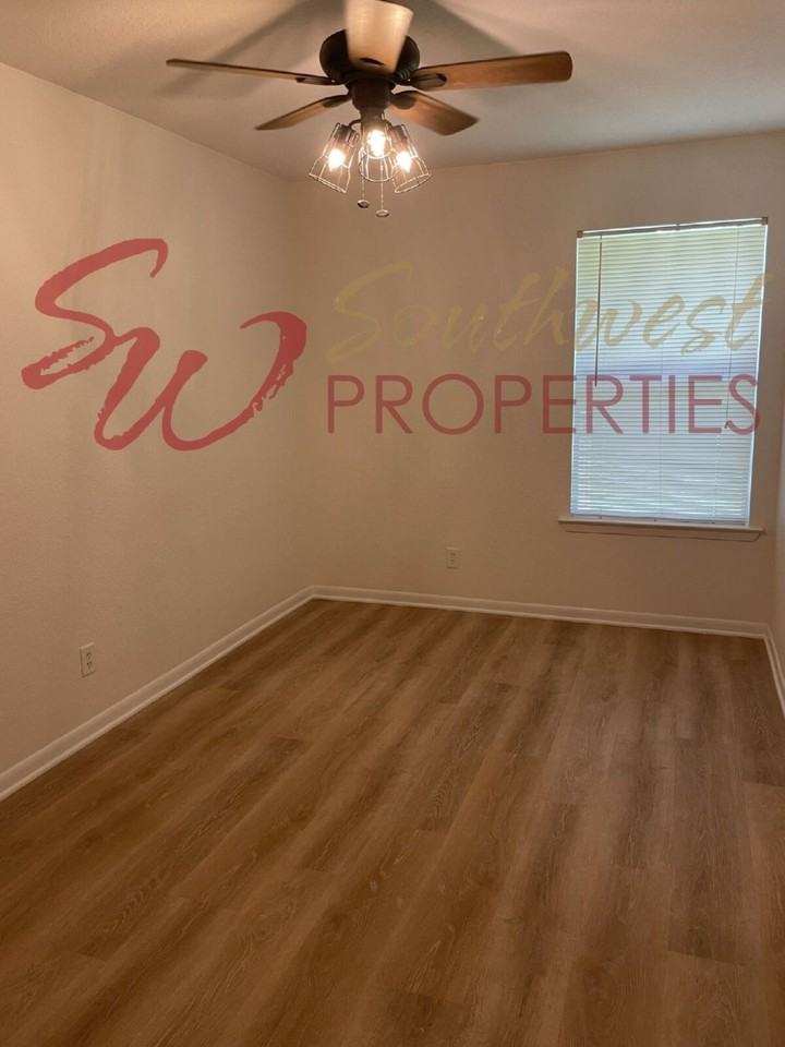 992 W Oak St - Photo 2 of 10