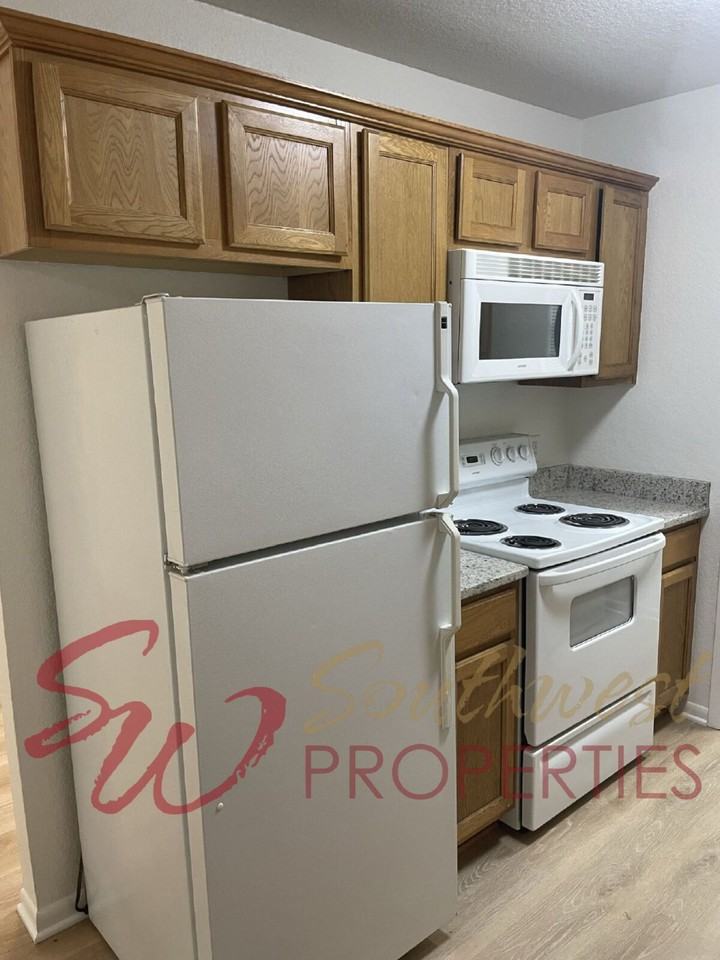 992 W Oak St - Photo 3 of 10