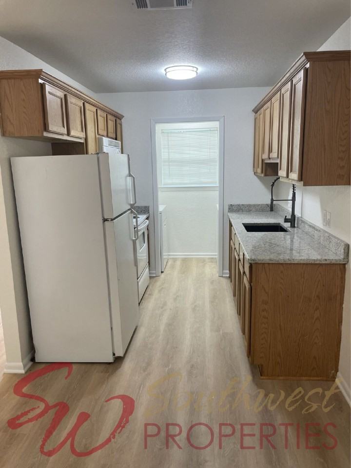 992 W Oak St - Photo 4 of 10