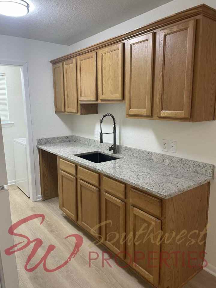 992 W Oak St - Photo 5 of 10