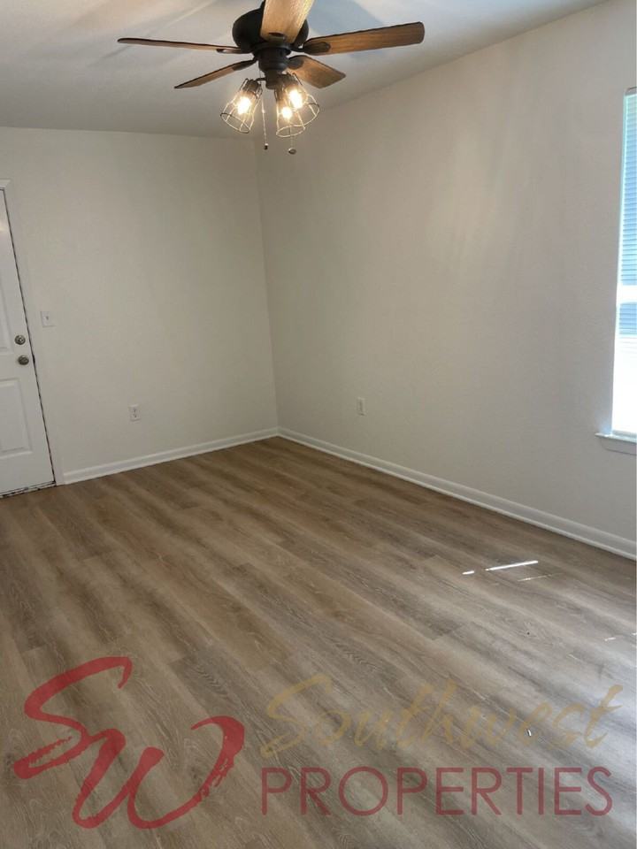 992 W Oak St - Photo 6 of 10