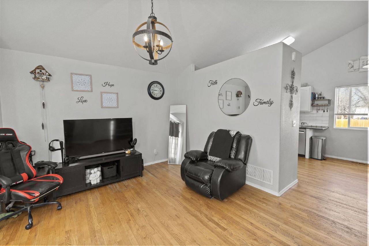 7038 Ancestra Dr - Photo 3 of 34