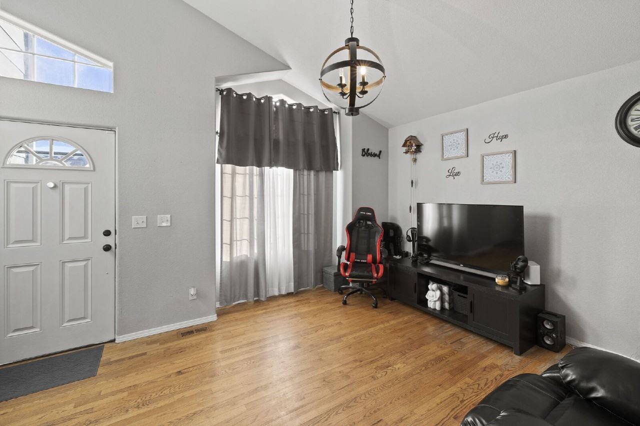 7038 Ancestra Dr - Photo 6 of 34