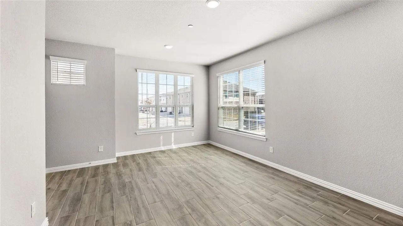 2820 Percheron Dr - Photo 5 of 27