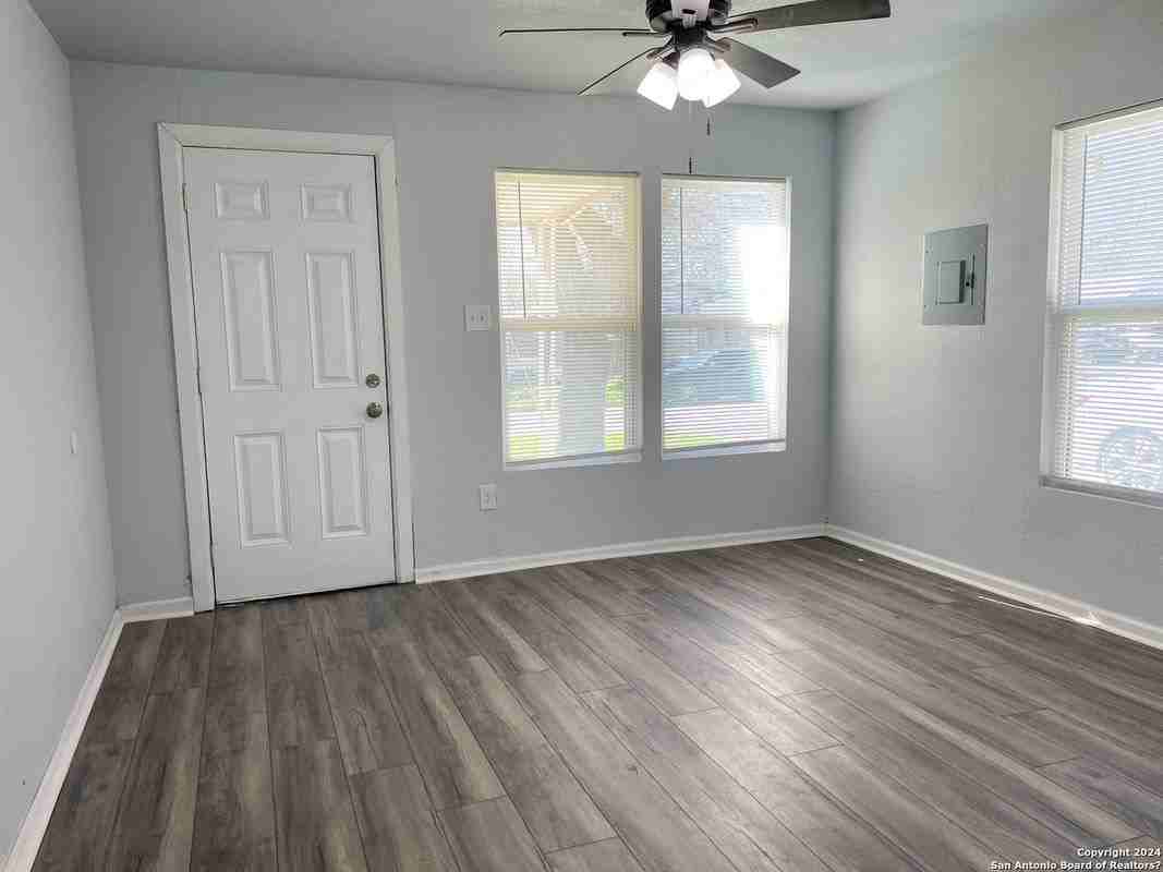 510 Avenue C - Photo 5 of 8