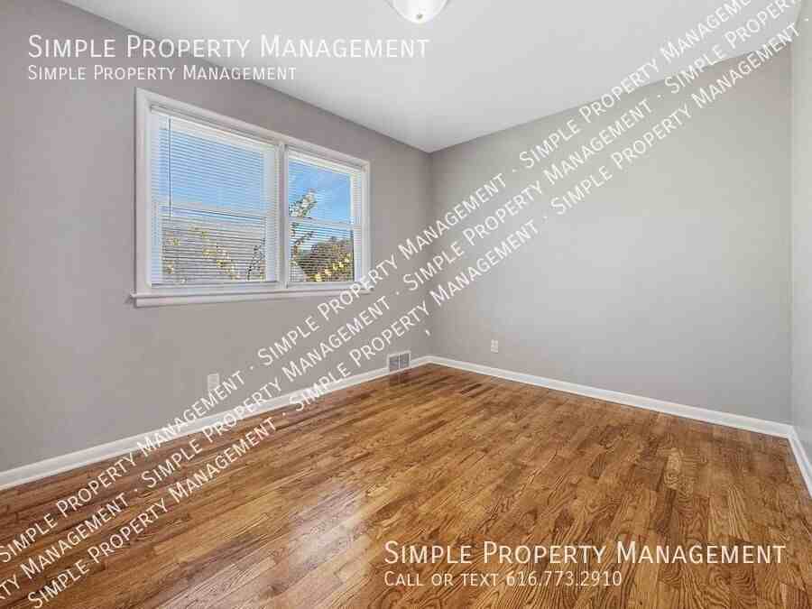 535 Howard St Se - Photo 5 of 14