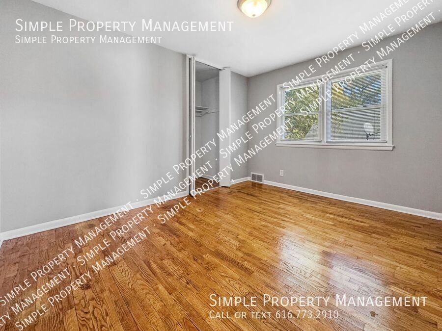 535 Howard St Se - Photo 7 of 14