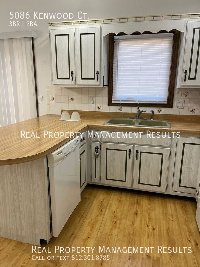 5086 Kenwood Ct - Photo 5 of 21