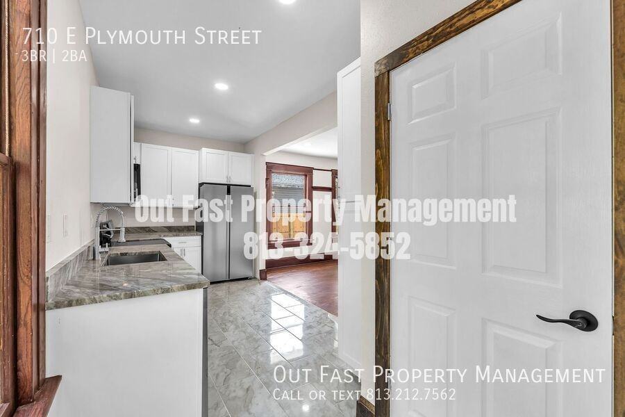 710 E Plymouth St - Photo 3 of 30