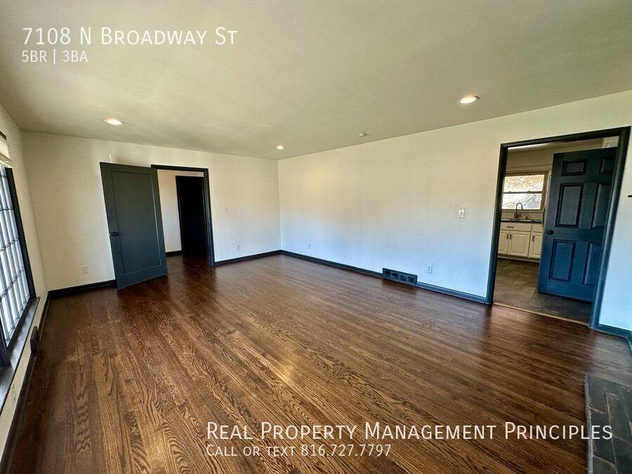 7108 N Broadway St - Photo 3 of 38