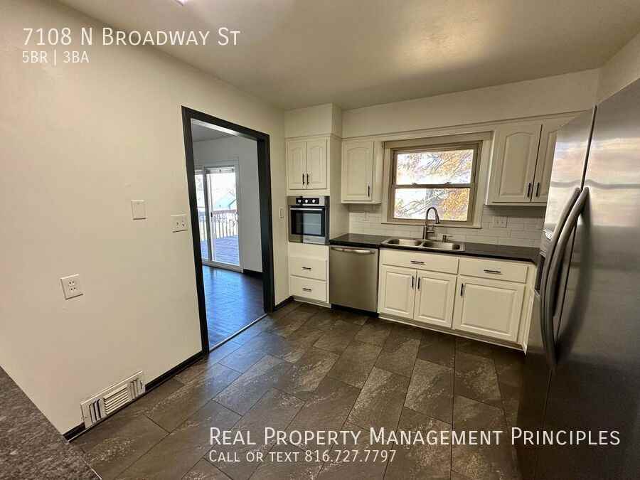 7108 N Broadway St - Photo 6 of 38