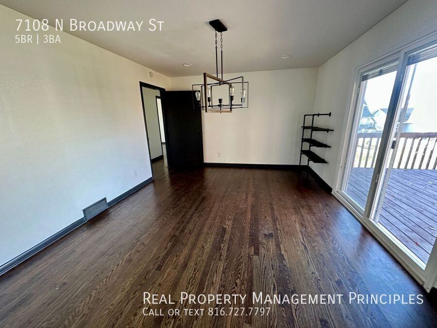 7108 N Broadway St - Photo 7 of 38
